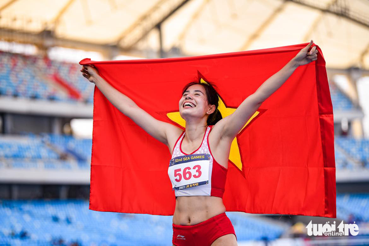 Niềm vui của Nguyễn Thị Huyền sau khi bảo vệ thành công tấm HCV 400m rào nữ - Ảnh: NAM TRẦN