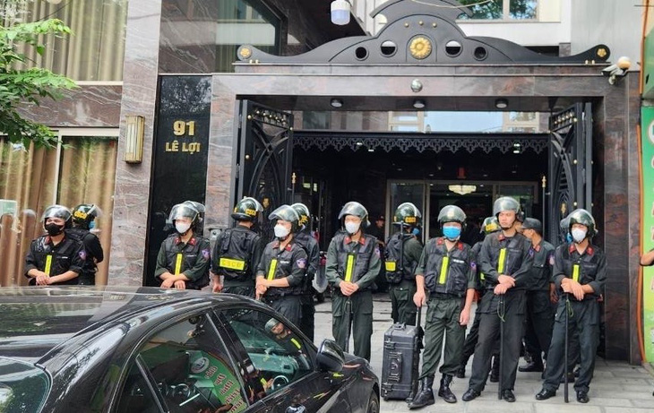 Cảnh sát xuất hiện trước nhà Tuấn ‘thần đèn’ ở TP Thanh Hóa - Ảnh 2.