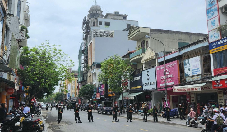 Cảnh sát xuất hiện trước nhà Tuấn ‘thần đèn’ ở TP Thanh Hóa - Ảnh 4.
