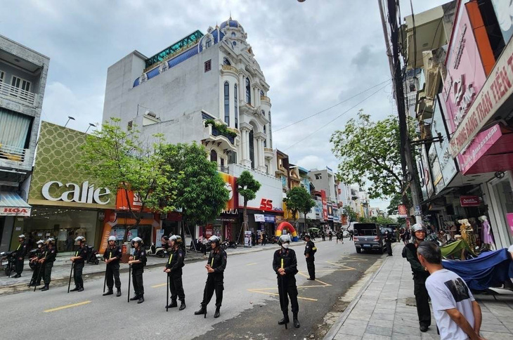 Cảnh sát xuất hiện trước nhà Tuấn ‘thần đèn’ ở TP Thanh Hóa - Ảnh 1.