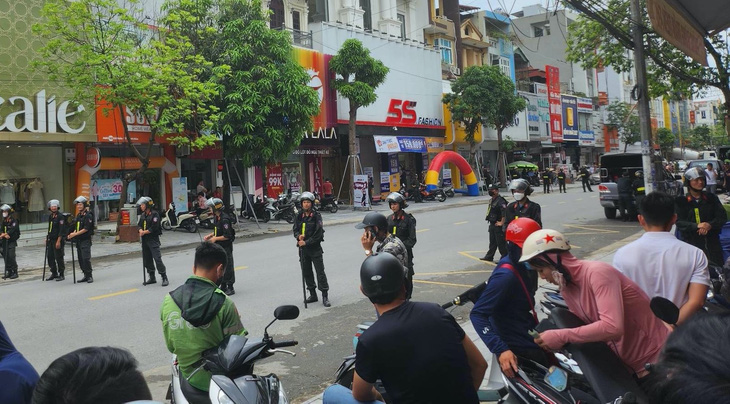 Cảnh sát xuất hiện trước nhà Tuấn ‘thần đèn’ ở TP Thanh Hóa - Ảnh 3.