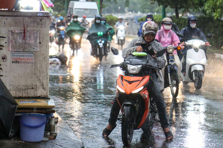 Nam Bộ thời tiết mưa rào bất chợt, về chiều tối có mưa vừa đến mưa to. Một số nơi nắng nóng trở lại - Ảnh: PHƯƠNG QUYÊN