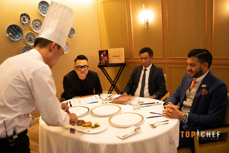 Đầu bếp tham gia vòng tuyển chọn Top Chef giới thiệu món ăn tại nhà hàng Le17 Bistro của Sofitel Saigon Plaza