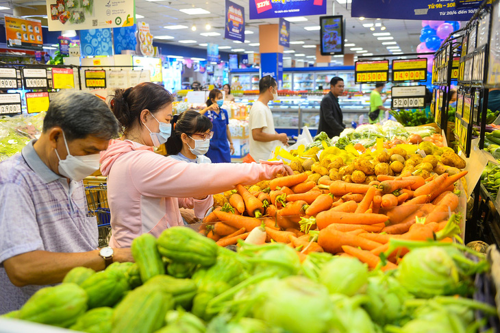 Người tiêu dùng mua thực phẩm tại Co.opmart Lý thường Kiệt - Ảnh: QUANG ĐỊNH