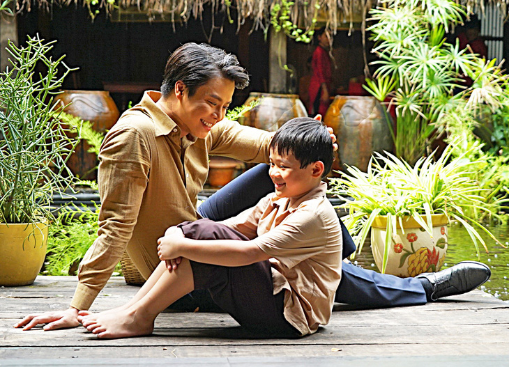 Võ Minh Lâm và bạn diễn nhí Khang An (vai Cu Mùi lớn và nhỏ) trong vở kịch Cho tôi xin một vé đi tuổi thơ - Ảnh: LỮ ĐẮC LONG
