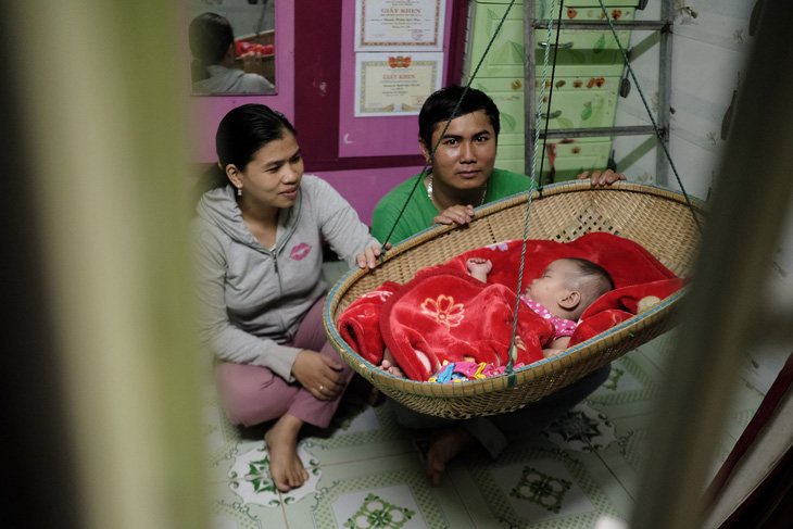 Phòng trọ nhỏ hẹp là nơi tá túc của một gia đình công nhân tại KCN Hòa Khánh, Đà Nẵng - Ảnh: TẤN LỰC