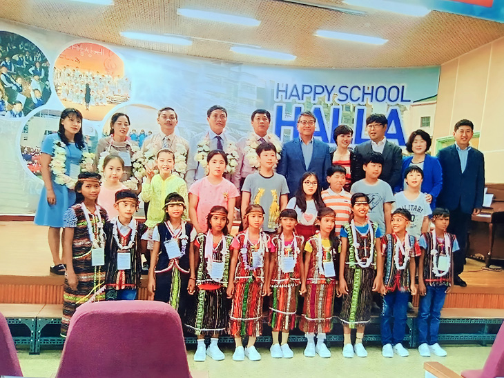 Học sinh trong trang phục Raglai biểu diễn tại Hàn Quốc - Ảnh: Nhà trường cung cấp