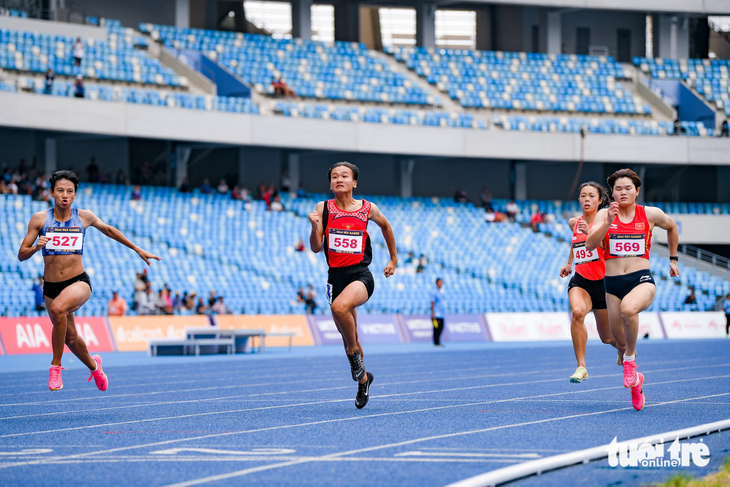 Vận động viên Trần Thị Nhi Yến (số 558) đoạt HCĐ nội dung 100m nữ - Ảnh: NAM TRẦN
