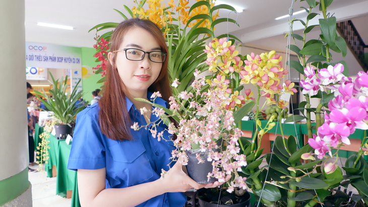 Nhà nông 9X Lê Thị Thanh Tuyền mỗi ngày đều lên mạng rao bán hoa lan đủ chủng loại - Ảnh: K.ANH