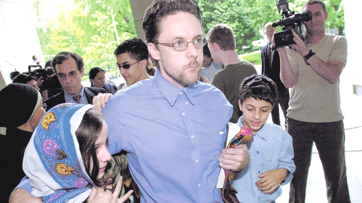 Brandon Mayfield cùng hai con ngay sau khi được trả tự do - Ảnh: spokesman.com