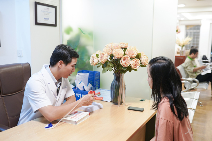 Bác sĩ Phan Chí Thành thăm khám cho bệnh nhân - Ảnh minh họa: BSCC