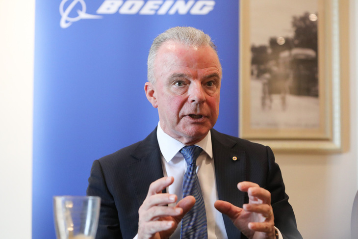 Ông Brendan Nelson - chủ tịch Boeing toàn cầu - trao đổi với báo chí trưa 12-5 - Ảnh: DANH KHANG