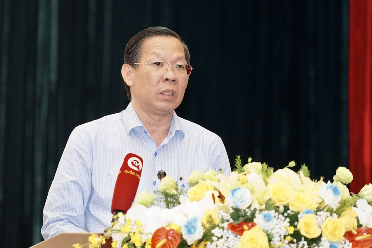 Chủ tịch TP.HCM Phan Văn Mãi dự báo kinh tế thành phố tiếp tục gặp khó và cho biết nhiều doanh nghiệp mong muốn lãi suất cho vay giảm còn 7 - 8%/năm - Ảnh: A.H.