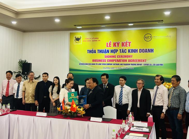Công ty Cổ phần Phân bón Bình Điền ký kết hợp tác kinh doanh với công ty con của Tập đoàn Phongsavanh để hỗ trợ nông dân Lào - Ảnh: THẢO THƯƠNG