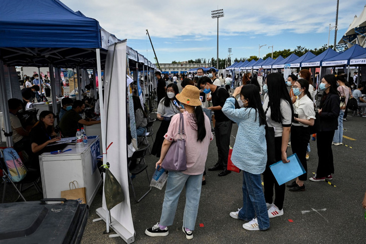 Các cử nhân tìm việc làm tại một Hội chợ việc làm ở Bắc Kinh, Trung Quốc.Ảnh: afp.com