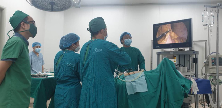 Bác sĩ Đặng Quốc Ái phẫu thuật nội soi cắt túi mật do sỏi - Ảnh: BVCC
