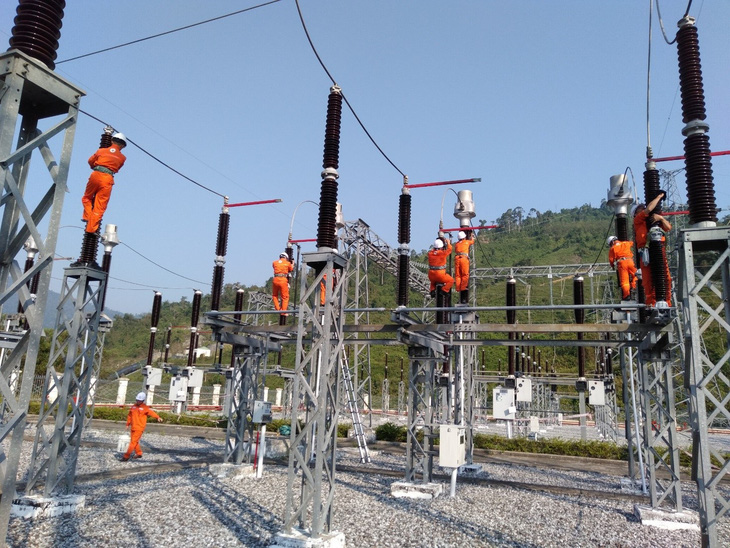 Vệ sinh, bảo dưỡng, thí nghiệm các thiết bị tại Trạm phân phối 220 kV  - Ảnh: Lê Lãm