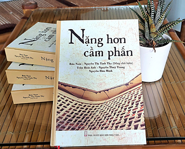 Nặng hơn cầm phấn trình bày những nhận định, đánh giá về thơ văn của 23 tác giả tốt nghiệp ban Việt văn - Việt Hán Trường đại học Sư phạm Huế từ khóa tuyển sinh đầu tiên cho đến năm 1975 - Ảnh: MINH TỰ