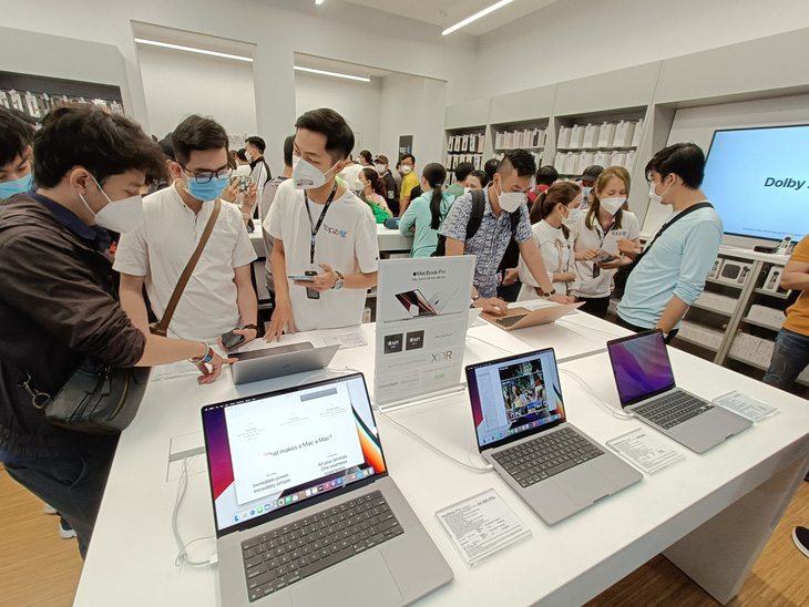 Người dùng được hưởng lợi nhiều nhất khi Apple mở cửa hàng trực tuyến tại Việt Nam - Ảnh: ĐỨC THIỆN