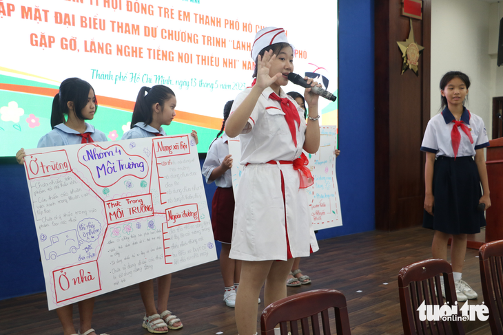 Bạn Nguyễn Võ Ngọc Giàu, học sinh Trường THCS Hà Huy Tập (quận Bình Thạnh), trình bày tại kỳ họp 11 Hội đồng Trẻ em TP.HCM - Ảnh: BÌNH MINH