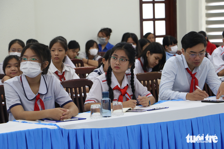 150 đại biểu thiếu nhi tiêu biểu đại diện cho các trường tiểu học và THCS tại TP.HCM có mặt tại kỳ họp Hội đồng Trẻ em - Ảnh: BÌNH MINH