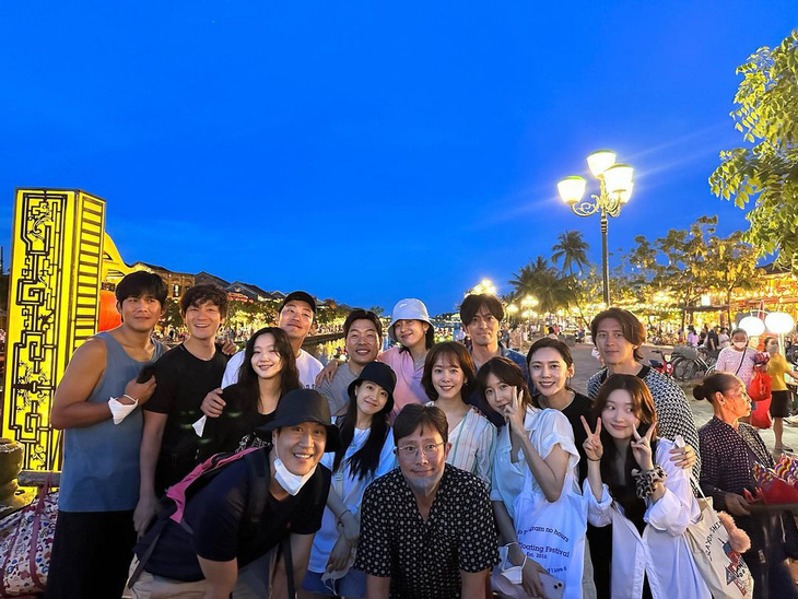 Han Hyo Joo xả kho ảnh chụp cùng dàn sao Hàn tại Đà Nẵng - Ảnh 2.