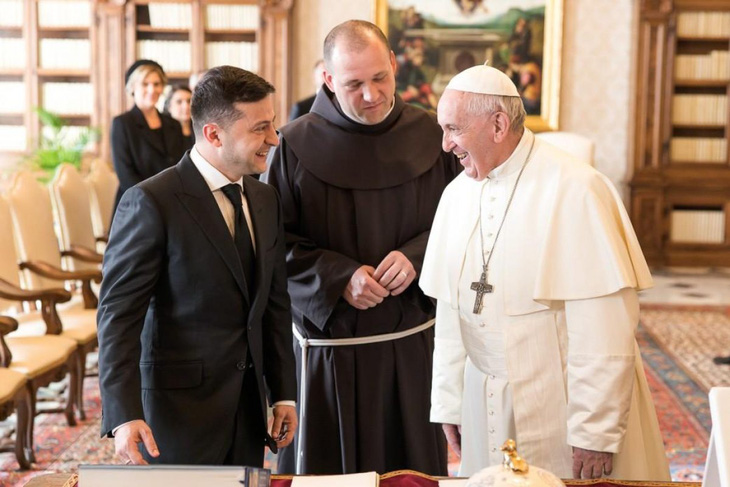 Tổng thống Ukraine đến Rome, chuẩn bị gặp Giáo hoàng Francis - Ảnh 1.