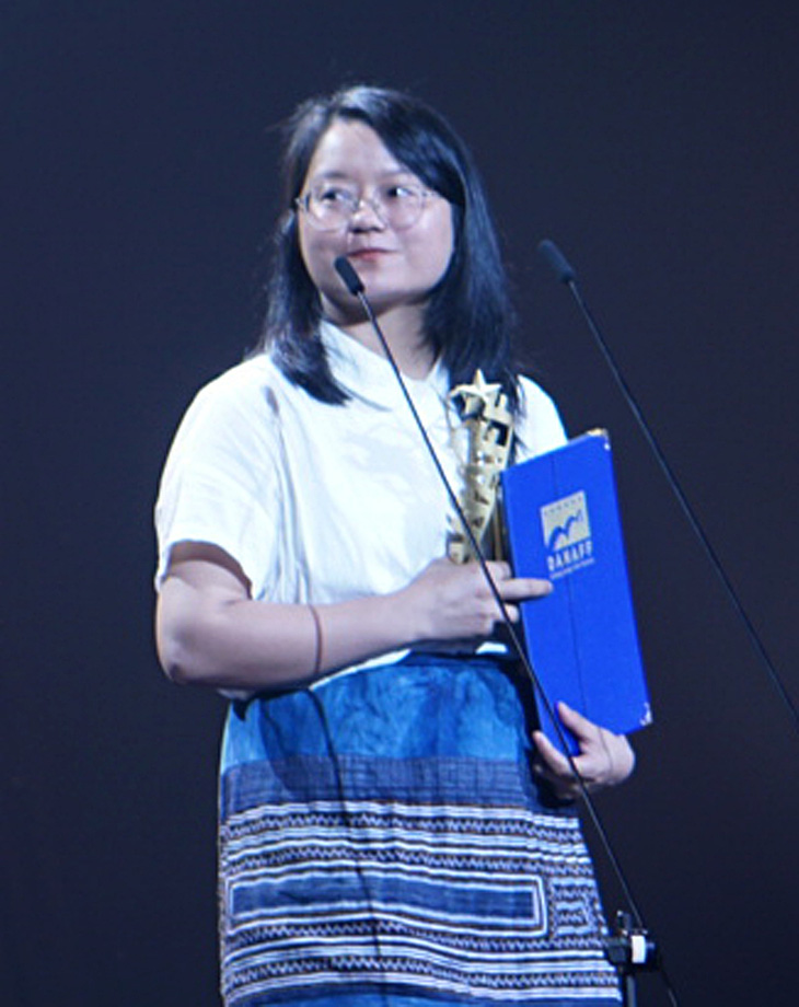 Đạo diễn Hà Lệ Diễm nhận giải phim châu Á xuất sắc nhất cho phim Những đứa trẻ trong sương - Ảnh: TRẦN MẶC