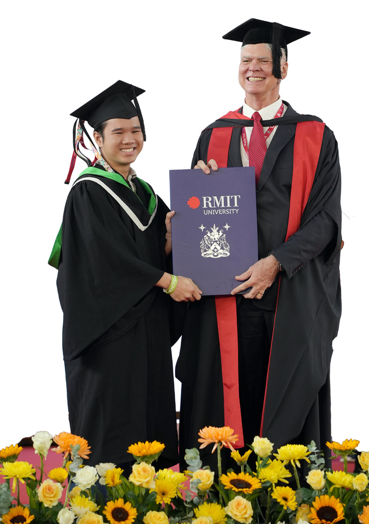 Huỳnh Ngọc Tuyên nhận bằng tốt nghiệp đại học RMIT Việt Nam với danh hiệu thủ khoa ngành công nghệ thông tin - Ảnh: T.M.