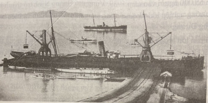 Bến tàu Hòn Gai năm 1903 - Ảnh tư liệu in trong sách