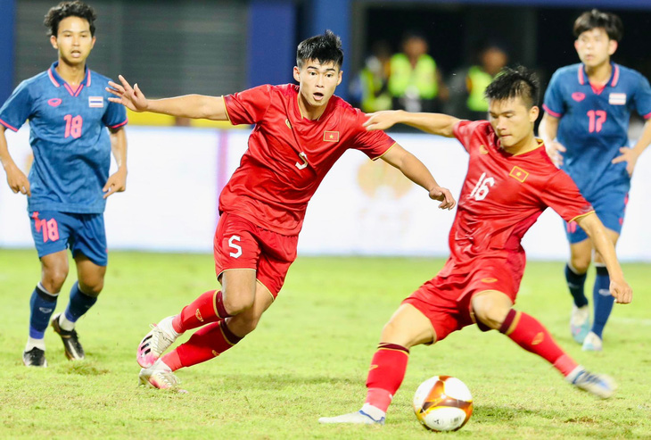 U22 Việt Nam được chờ đợi (áo đỏ) được dự báo có trận đấu rất khó khăn trước Indonesia - Ảnh: NGUYÊN KHÔI