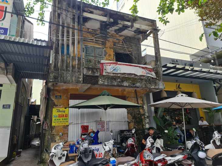 Nhà 64 Phan Chu Trinh hiện cửa đóng then cài, phía trước đang trở thành điểm may vá, sửa đồ - Ảnh: TRẦN MAI