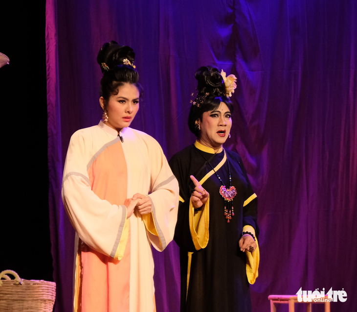 Nghệ sĩ Thành Lộc vai bà Tú và Vân Trang vai Thúy trong vở Mưu bà Tú - Ảnh: LINH ĐOAN