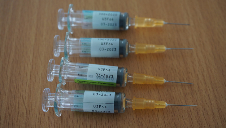 Vụ 5 trẻ tiêm vắc xin hết hạn: đình chỉ 2 cán bộ y tế - Ảnh 1.