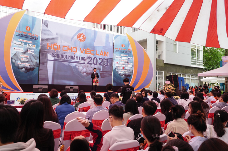 PGS.TS Nguyễn Thanh Phương, phó giám đốc Học viện Ngân hàng, phát biểu tại Hội chợ việc làm - Cầu nối nhân lực năm 2023 - Ảnh: NGUYỄN HIỀN