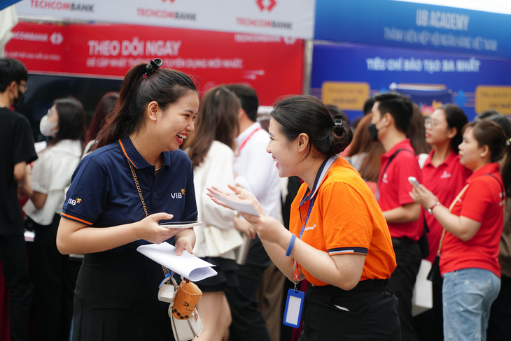 Hội chợ là cơ hội để các bạn sinh viên kết nối với nhà tuyển dụng - Ảnh: NGUYỄN HIỀN