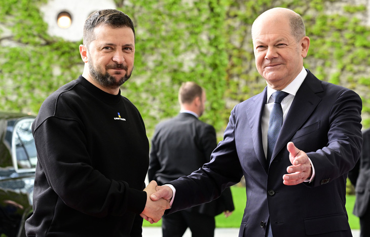 Thủ tướng Đức Olaf Scholz (phải) chào đón Tổng thống Ukraine Volodymyr Zelensky (trái) tại Văn phòng Thủ tướng Đức ở Berlin ngày 14-5 - Ảnh: AFP
