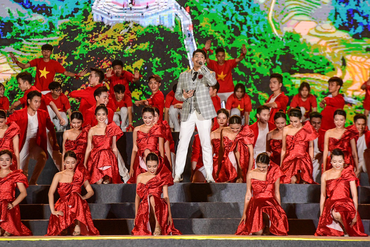 Sự góp mặt của nam ca sĩ Noo Phước Thịnh trong phần kết của đêm giao lưu nghệ thuật Việt Nam - Nhật Bản làm không khí tại Tam Chúc thêm sôi động với màu sắc trẻ trung, mới mẻ - Ảnh: TUẤN ANH