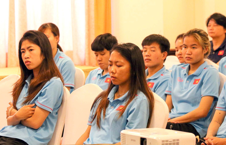 Động viên tuyển nữ Việt Nam trước trận chung kết SEA Games 32 - Ảnh 2.