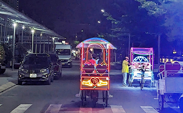 Những chiếc xe lôi điện nhiều màu sắc ở Hà Tiên - Ảnh: L.ĐOAN