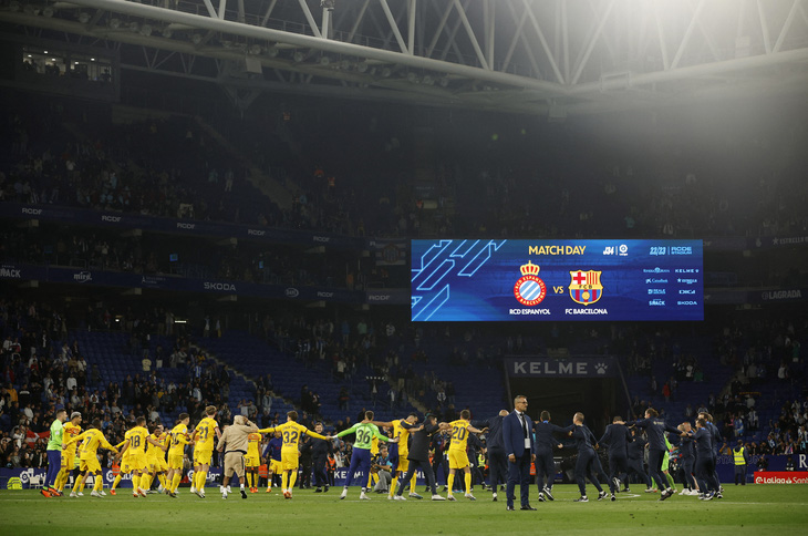 Cổ động viên tràn vào sân, cầu thủ Barca hoảng sợ bỏ dở buổi ăn mừng danh hiệu - Ảnh 2.