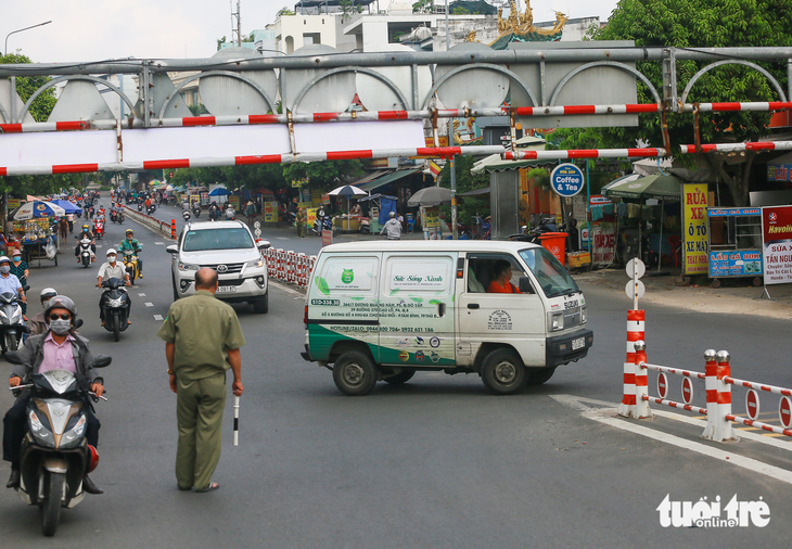 Cấm ô tô qua cầu An Phú Đông, nhiều tài xế còn bỡ ngỡ - Ảnh 1.