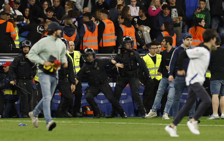 Cổ động viên tràn vào sân, cầu thủ Barca hoảng sợ bỏ dở buổi ăn mừng danh hiệu - Ảnh 1.