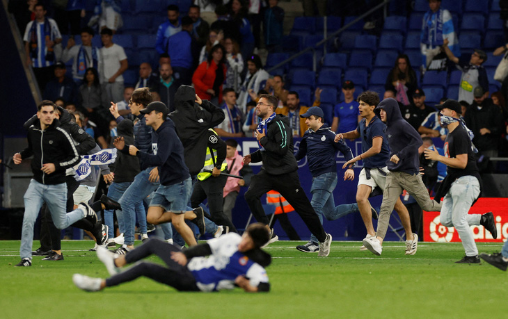 Cổ động viên tràn vào sân, cầu thủ Barca hoảng sợ bỏ dở buổi ăn mừng danh hiệu - Ảnh 3.
