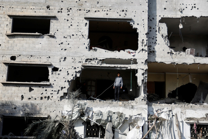 Một người đàn ông Palestine kiểm tra những ngôi nhà bị phá hủy trong cuộc tấn công của Israel, sau khi thỏa thuận ngừng bắn giữa các bên được thực hiện. Ảnh chụp ở Deir Al-Balah, Dải Gaza ngày 14-5 - Ảnh: REUTERS