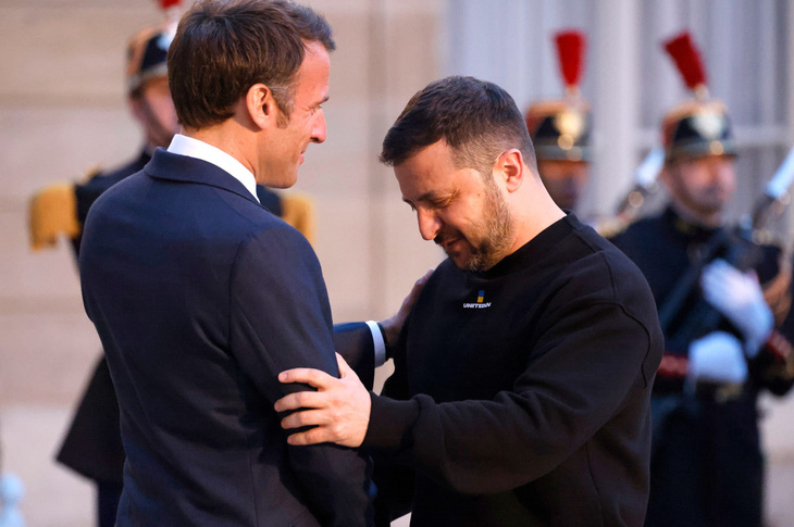 Tổng thống Pháp Emmanuel Macron đón tiếp Tổng thống Ukraine Volodymyr Zelensky tại Điện Élysée ở Paris, Pháp, ngày 14-5 - Ảnh: AFP