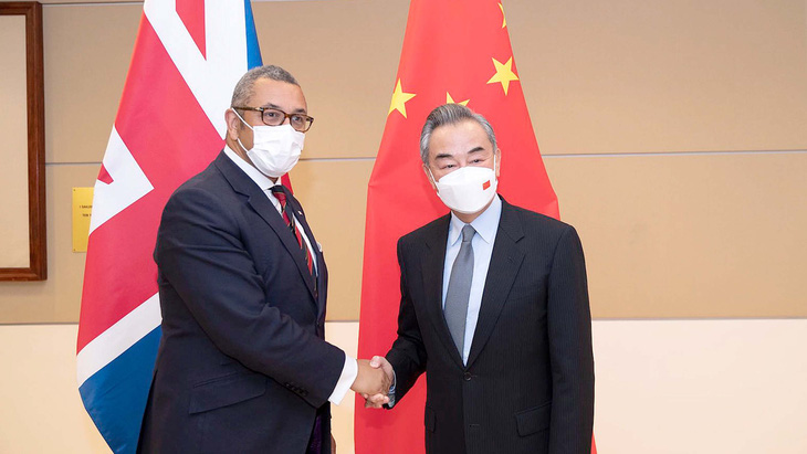 Ngoại trưởng Anh James Cleverly gặp nhà ngoại giao hàng đầu Trung Quốc Vương Nghị vào tháng 9-2022 tại trụ sở Liên Hiệp Quốc - Ảnh: CGTN