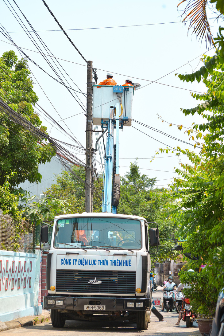 Công nhân PC Thừa Thiên Huế đang sửa chữa lưới điện trên địa bàn - Ảnh: EVNCPC