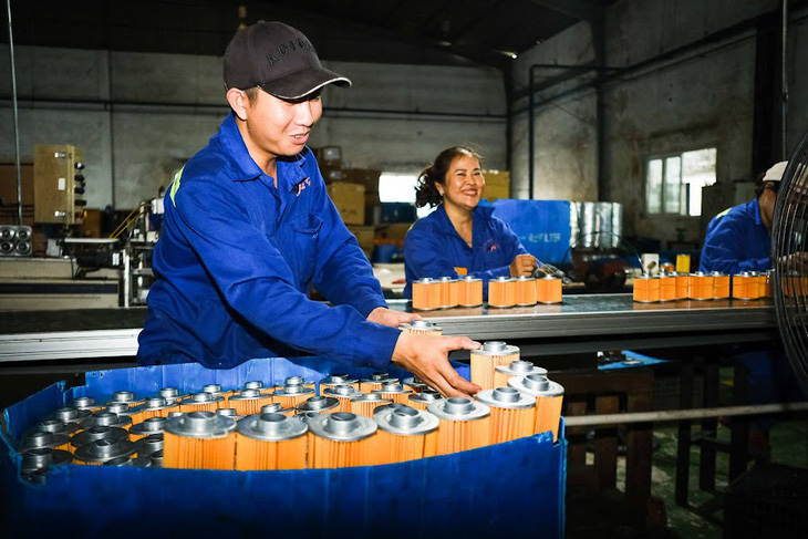 Công nhân làm việc ổn định tại nhà máy sản xuất phụ tùng ô tô tại Khu công nghiệp Hòa Khánh - Ảnh: TẤN LỰC