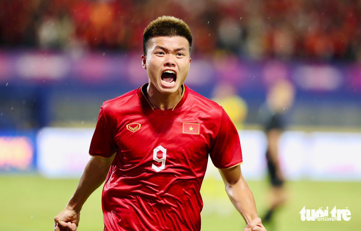 Văn Tùng phấn khích khi ghi bàn mở tỉ số trong trận gặp U22 Malaysia ở vòng bảng - Ảnh: NGUYÊN KHÔI